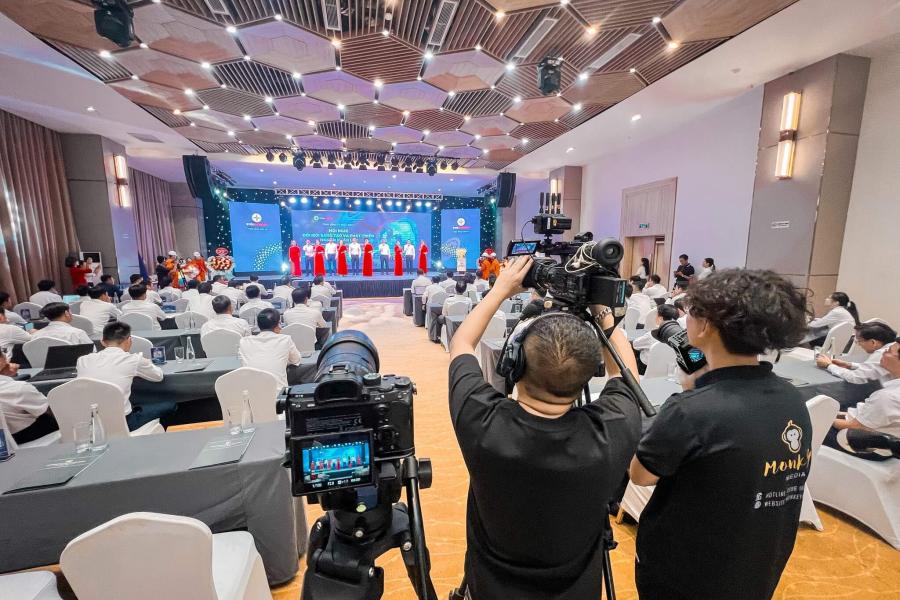 Đằng Sau Mỗi Khoảnh Khắc Sự Kiện Là Cả Một Ekip Quay Phim