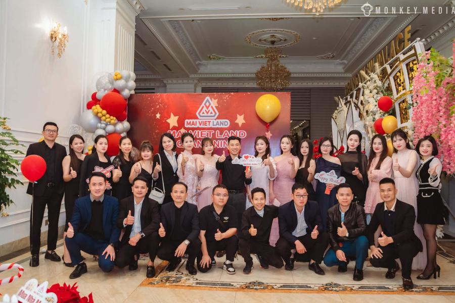 Một buổi quay tiệc cuối năm diễn ra như thế nào?